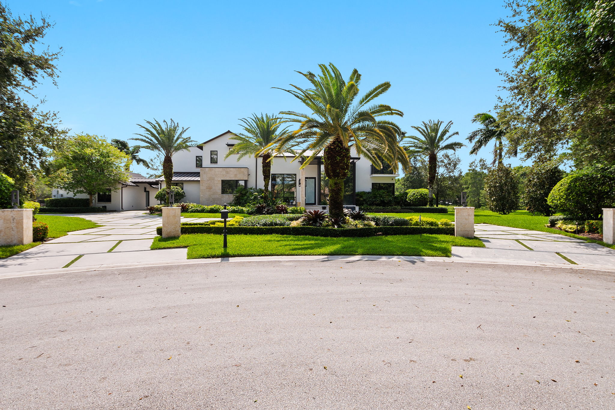 House for Sale in Weston – Windmill Lake Estate Exclusive Opportunity